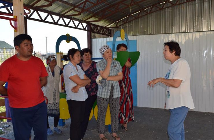 Женщины и девушки решают проблемы новостроек Бишкека