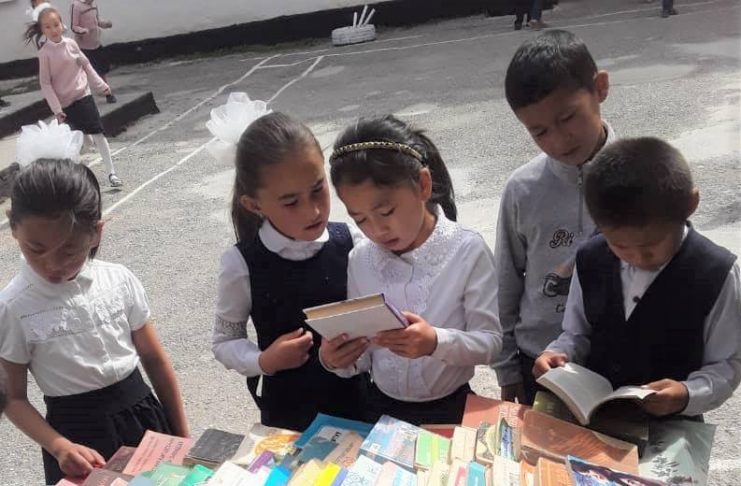 Школьный парламент собрал 131 000 сом на реконструкцию библиотеки