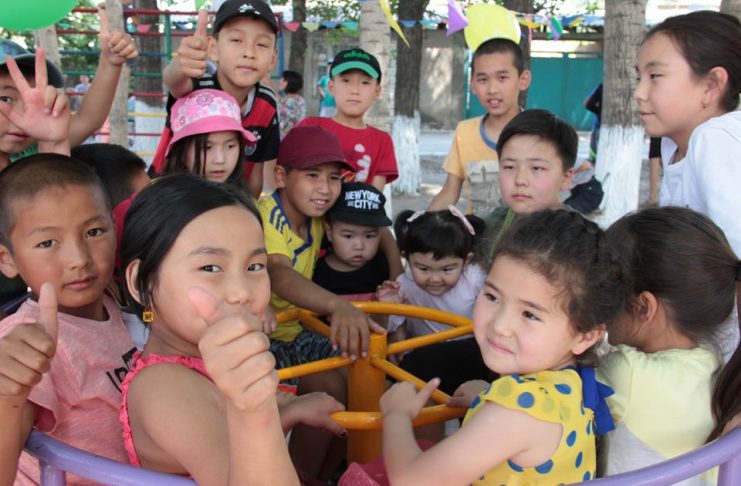 Жительницы новостройки Ак-Тилек построили детскую площадку