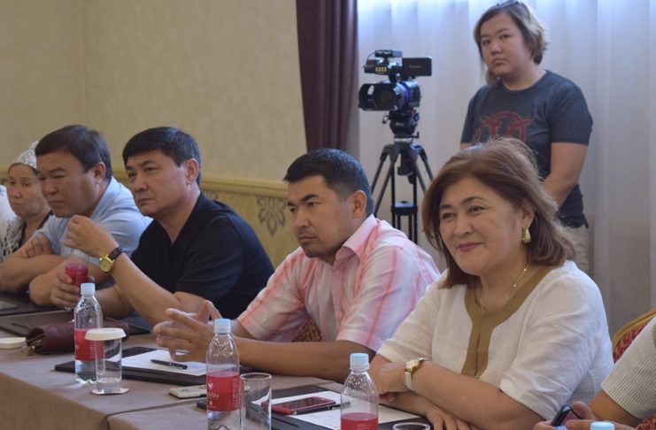 Наши женщины-лидеры встретились за одним столом с депутатами городского кенеша