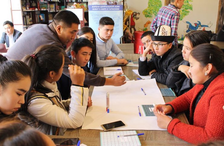 В Жалал-Абаде прошла выставка рисунков и эссе «Толерантный Кыргызстан»